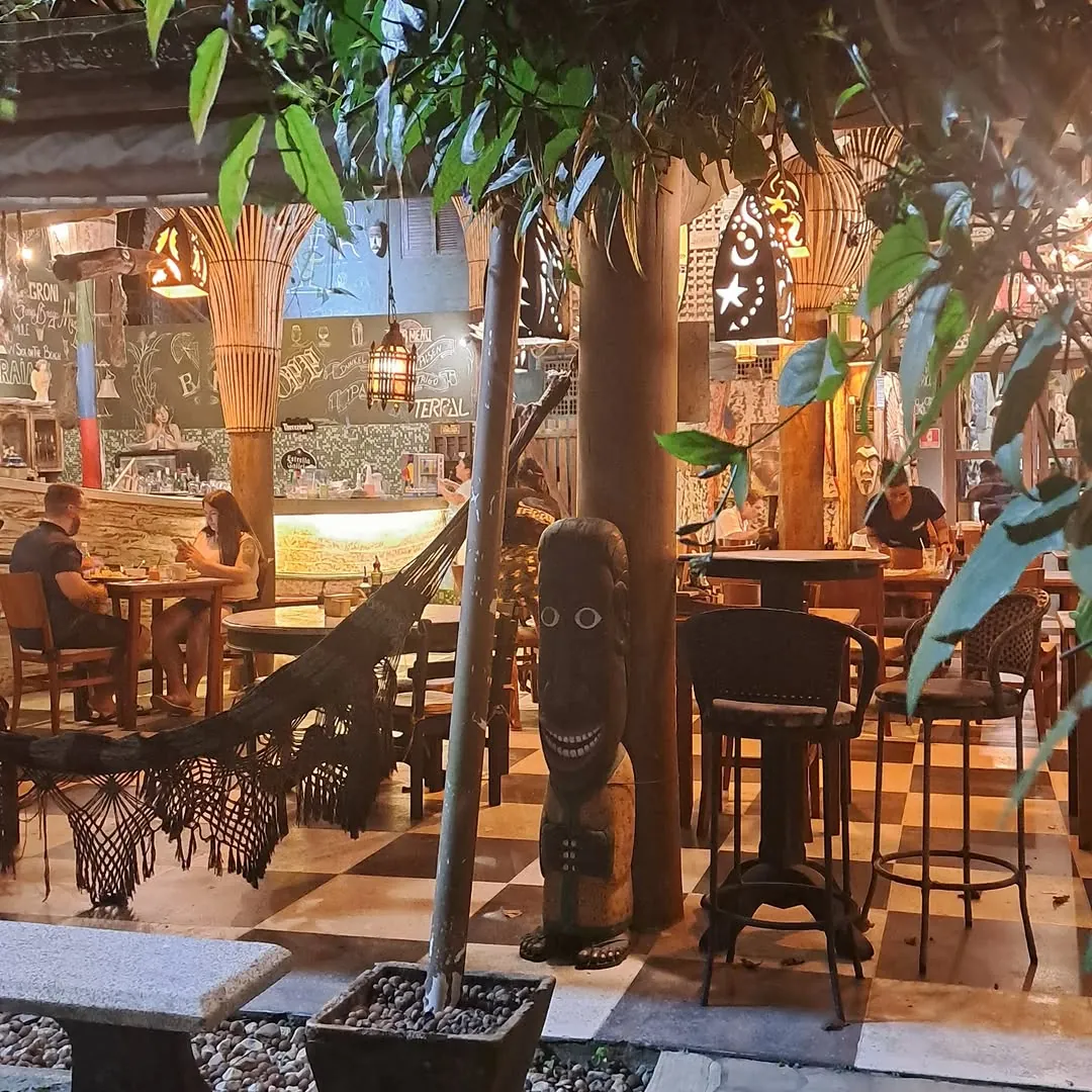Rede suspensa sob árvores nativas no jardim do Terral