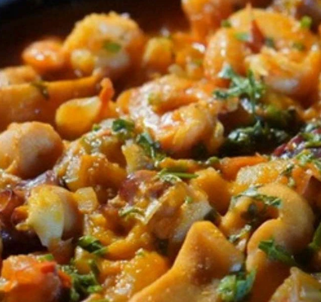 Caldeirada rica de frutos do mar servida para a família